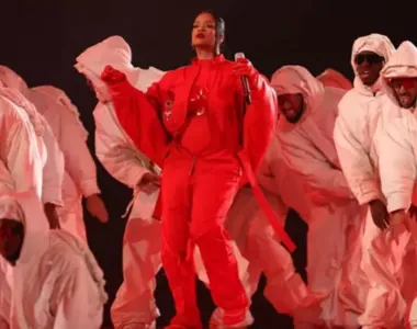 Rihanna surpreendeu o mundo ao aparecer grávida no "Super Bowl"