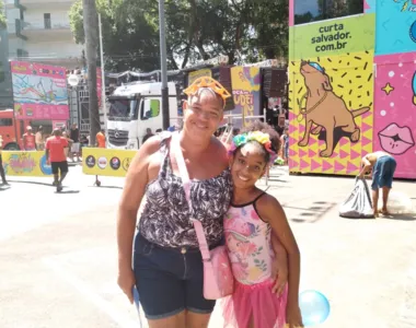 Mãe e filha, Patrícia e Ana chegaram antes do começo do trio Pipoca Doce