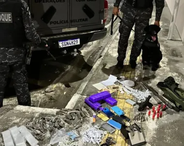 Com a dupla foram apreendidos uma carabina, uma pistola e drogas