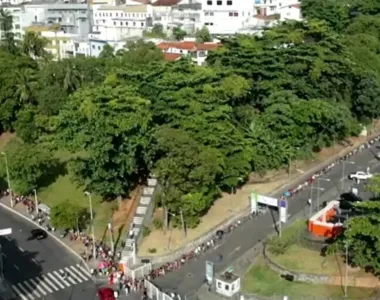 Fila grande no entorno da Arena Fonte Nova