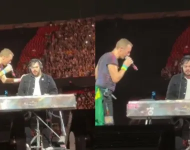 Chris Martin com fã brasileiro no palco