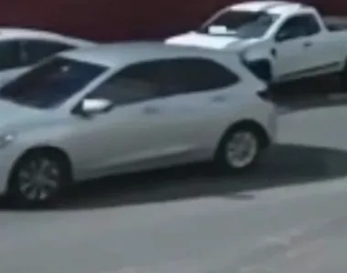 Imagens registram o momento do roubo e assaltantes desistem de levar o carro