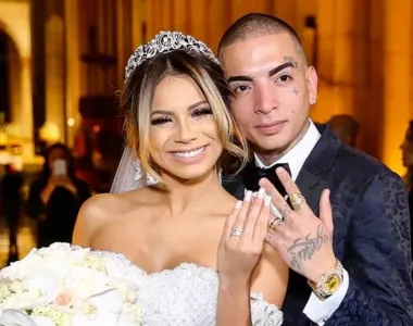 Cantora tá na bronca com atitudes de marido em festa do reality show