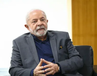 Criança conquista coração de geral em evento com Lula