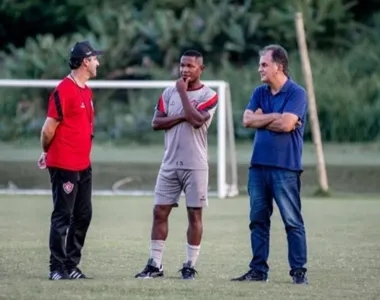 O volante Diego Fumaça, ex-Athletic, já está treinando no campo do Vitória