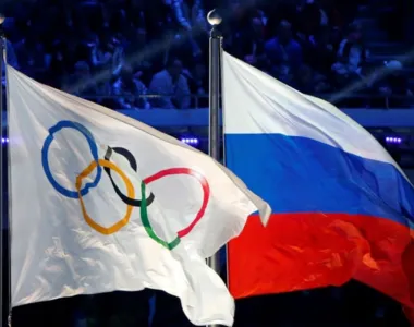 Bandeira russa e do COI durante uma Olimpíada
