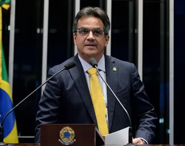 Senador pega Bolsonaro no colo e defende