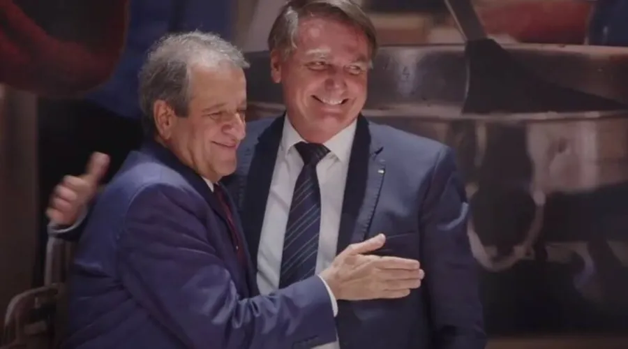 Bolsonaro e presidente do PL tentam mudar o que foi decidido nas urnas