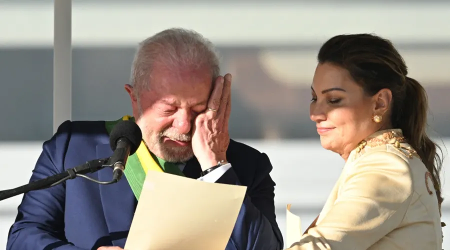 Lula, ao lado da primeira-dama Rosângela Silva, se emociona em discurso