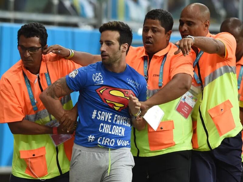 Copa do Mundo: torcedor invade jogo de Portugal x Uruguai com bandeira  LGBTQIAP+