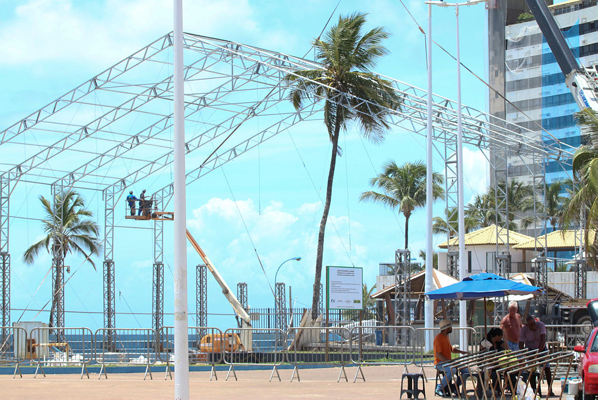 Já é Carnaval cidade? Montagem de camarotes já tomam conta de Salvador