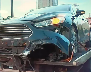 Motorista teria perdido controle da direção e batido na proteção do viaduto