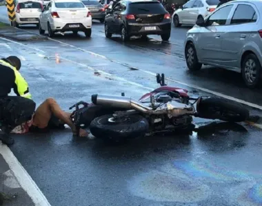 Motociclista ao chão após o choque