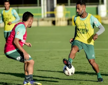 A chegada do novo atacante do Vitória foi registrada por meio das redes sociais do jogador e da esposa dele