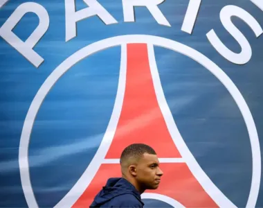 Mbappé tem mais um ano de contrato no PSG e não deve aceitar proposta da Arábia Saudita