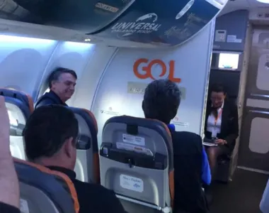 Bolsonaro no avião de volta ao país