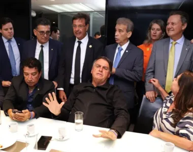 Bolsonaro reunido com parlamentares em encontro do PL