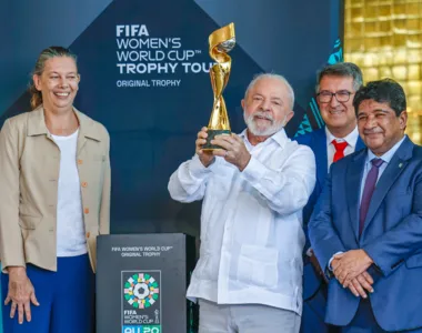 Presidente põe a mão na taça e promete trazer Copa ao Brasil