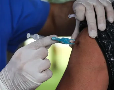 Vacina da gripe tem aplicação antecipada em Salvador