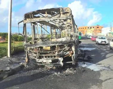 Ônibus foi totalmente destruído