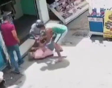 Por meio de um vídeo, é possível ver o idoso caído no chão, na tentativa de defesa