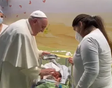 Pontífice fez uma visita surpresa ao departamento de oncologia pediátrica do centro médico romano
