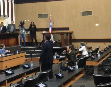 Deputados ficam pilhados e brigam durante sessão