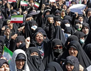 Mulheres precisam usar véu no Irã
