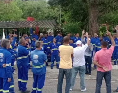 Vários trabalhadores da construção civil fizeram um protesto na ALBA