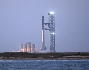 Starship na plataforma de lançamento visa realizar futuras missões na Lua e em Marte