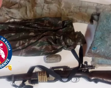 Cinco munições para o fuzil, uma granada artesanal, uma calça camuflada, além de dois sacos com pinos de cocaína vazios também foram localizados