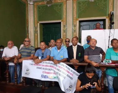 Motoristas de taxis de Salvador acompanhando a sessão na CMS