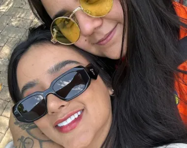 Cantora Yasmin Santos foi assaltada com a namorada   Ana Sprot