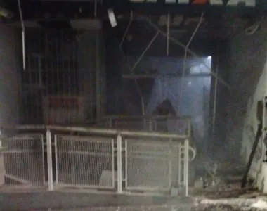Imagens da agência da Caixa Econômica Federal (CEF) destruída por explosivos
