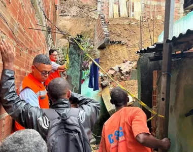 A situação aconteceu depois que parte de uma residência de três andares desabou