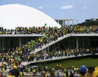 Bolsonaristas invadiram e depredaram sedes dos Três Poderes