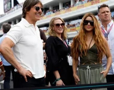 Shakira é vista ao lado de Tom Cruise durante evento