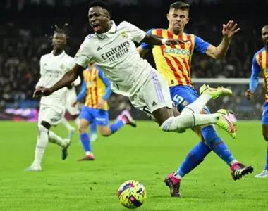 Gabriel Paulista agrediu Vinicius Jr. no jogo entre Valencia e Real Madrid no primeiro turno