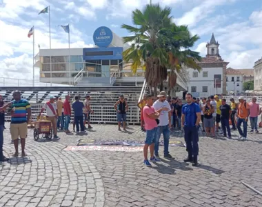 Guardas municipais e salva-vidas começam a montar acampamento em frente ao Palácio Thomé de Souza