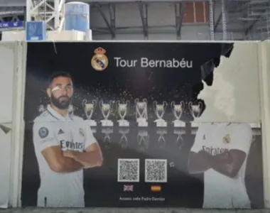 O pôster do atacante brasileiro, alvo de racismo, estava na frente do Estádio Santiago Bernabéu