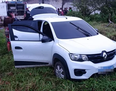 Veículo foi localizado em uma área de matagal no bairro Nova Esperança