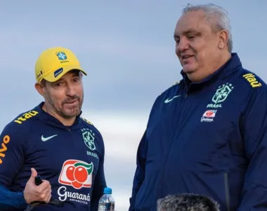 Ramon Menezes, técnico da Seleção Sub-20, ao lado de branco, coordenador de base da CBF