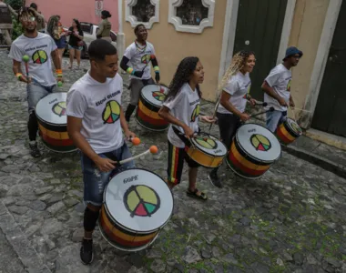 Parceria entre Escola Olodum e curso de inglês leva ensino do idioma para membros do Bloco.