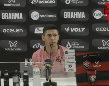 Atacante Osvaldo dando entrevista coletiva na Toca