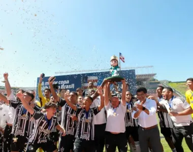 Garotos do Atlético Mineiro comemorando o título da Copa 2 de Julho