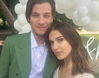 Millie e Jake em festa de noivado