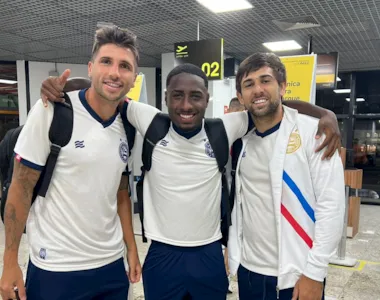 Mugni, Ryan e Acevedo no embarque do Tricolor para Porto Alegre