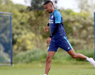 Ademir treinando no campo 2 da Cidade Tricolor