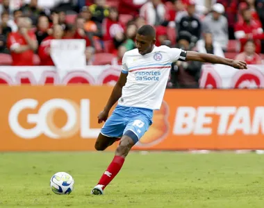 Zagueiro Kanu, relacionado, atuando pelo Esquadrão de Aço