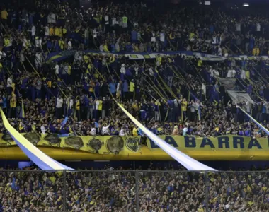 Torcida do Boca faz a festa dentro da La Bombonera